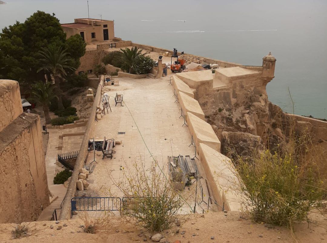 Obras en el castillo de Santa Bárbara en plena época estival