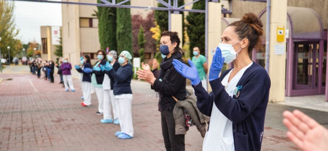 Profesionales sanitarios y vecinos de Getafe rodearon el hospital este domingo para criticar el traslado de personal al nuevo hospital de pandemias.