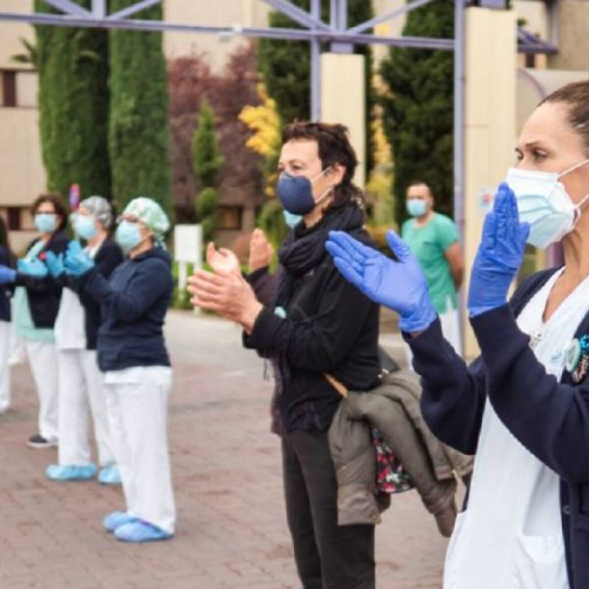 300 personas rodean el Hospital de Getafe para criticar el traslado de personal al 'Isabel Zendal'