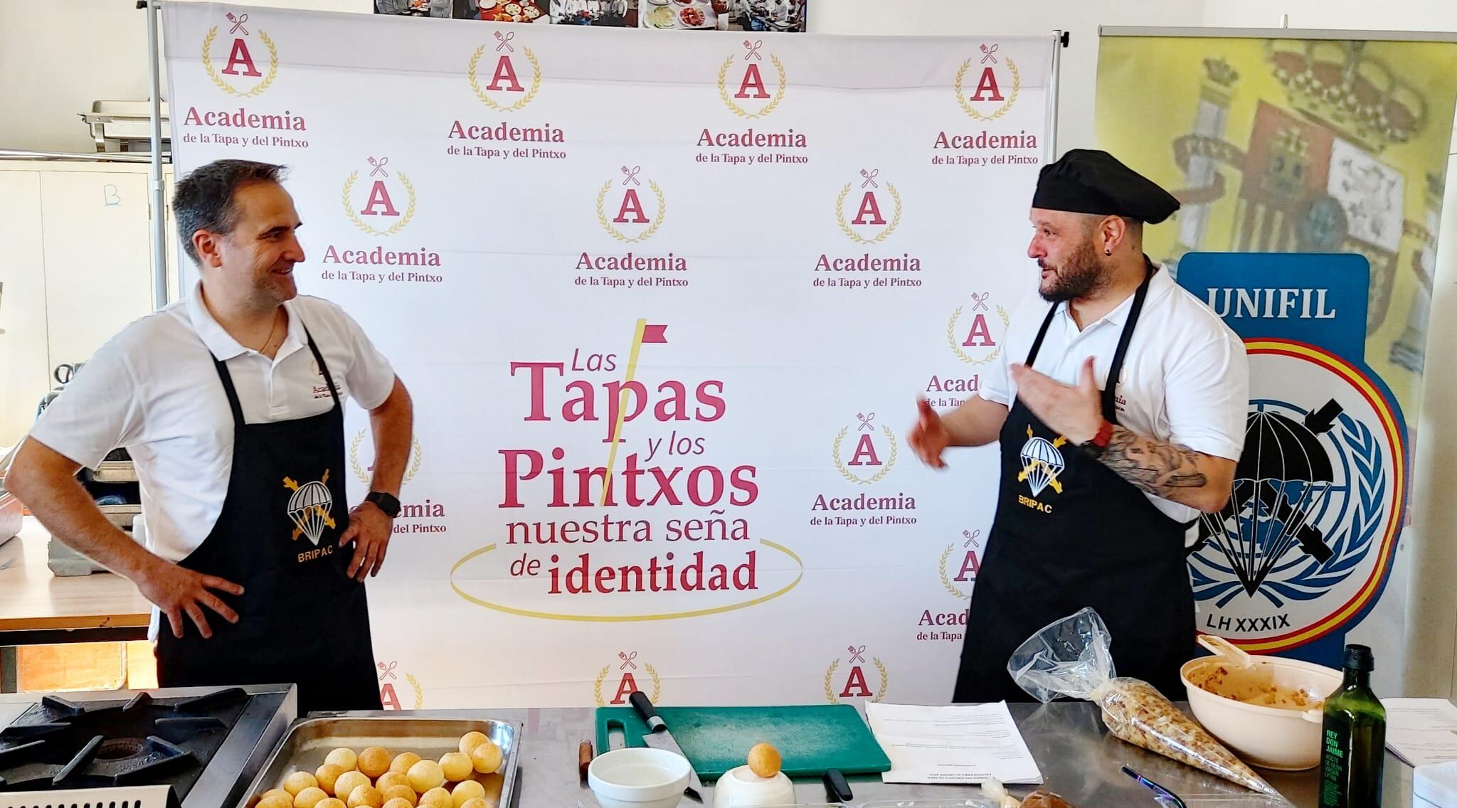 Ramón Lapuyade en el Líbano, mostrando su gastronomía