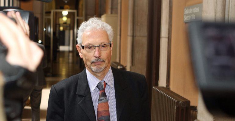 GRA319. BARCELONA, 26/02/2015.- El Consejo General del Poder Judicial (CGPJ) seguirá a las 16:15 horas el pleno que inició esta mañana para debatir la expulsión de la carrera del juez de Barcelona Santiago Vidal por participar en la redacción de una constitución catalana y en actos soberanistas. En la imagen, el juez Vidal a su entrada a la Audiencia de Barcelona. EFE/Toni Garriga