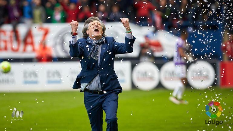 El entrenador Enrique Martín celebra la victoria ante el Valladolid eb El Sadar