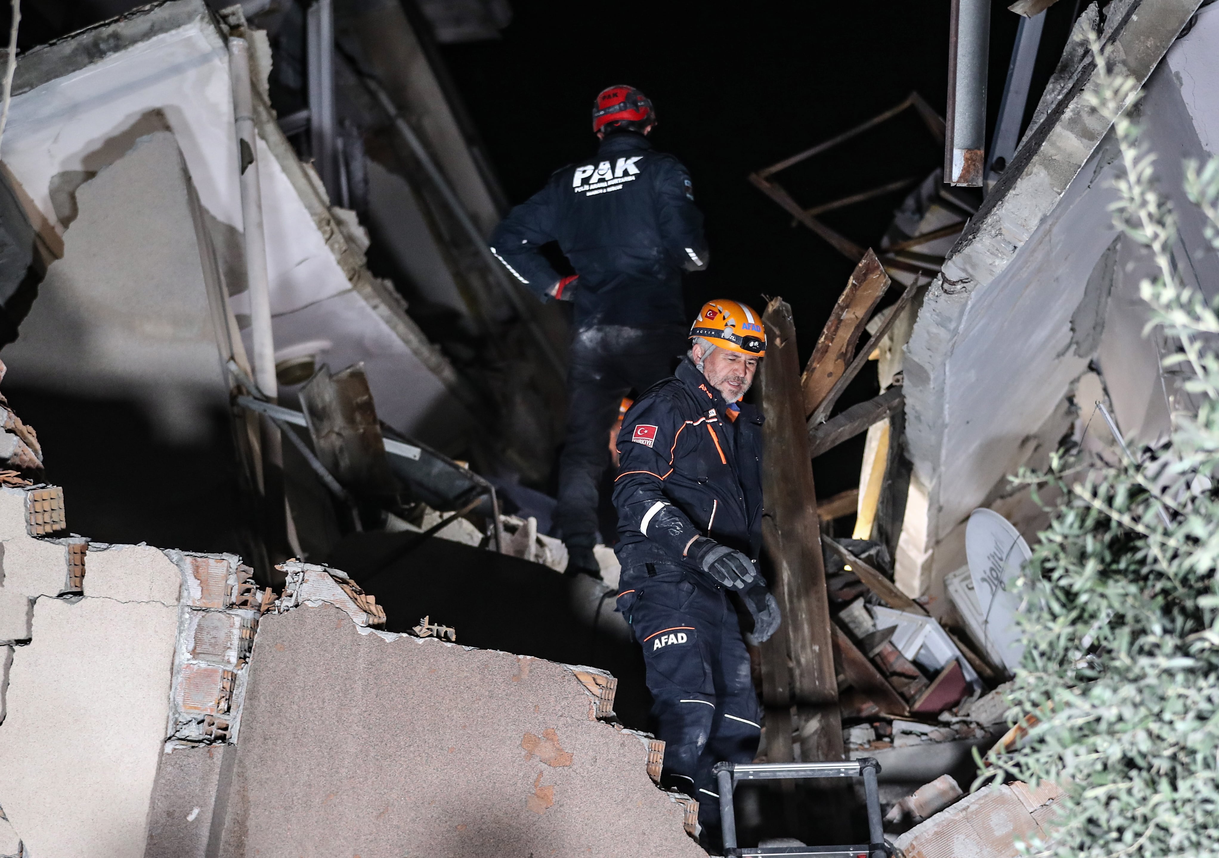 Miembros de los equipos de rescate trabajando en la región turca de Hatay