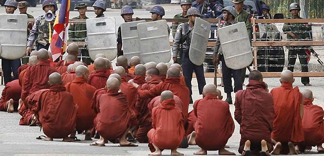 Sentada de monjes ante un barricada policial.