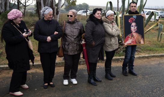 Un grupo de Fans esperan a la tonadillera Isabel Pantoja, a la salida de la carcel de mujeres de Alcala de Guadaira tras la concesion del tercer grado penitenciario.