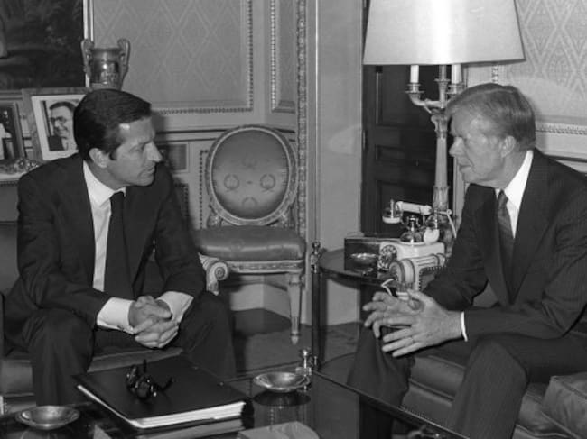 El presidente del Gobierno español, Adolfo Suárez, durante la entrevista que mantuvo con el el presidente de los Estados Unidos, Jimmy Carter (d), que estaba en España en visita oficial de 24 horas el 25 de junio de 1980.