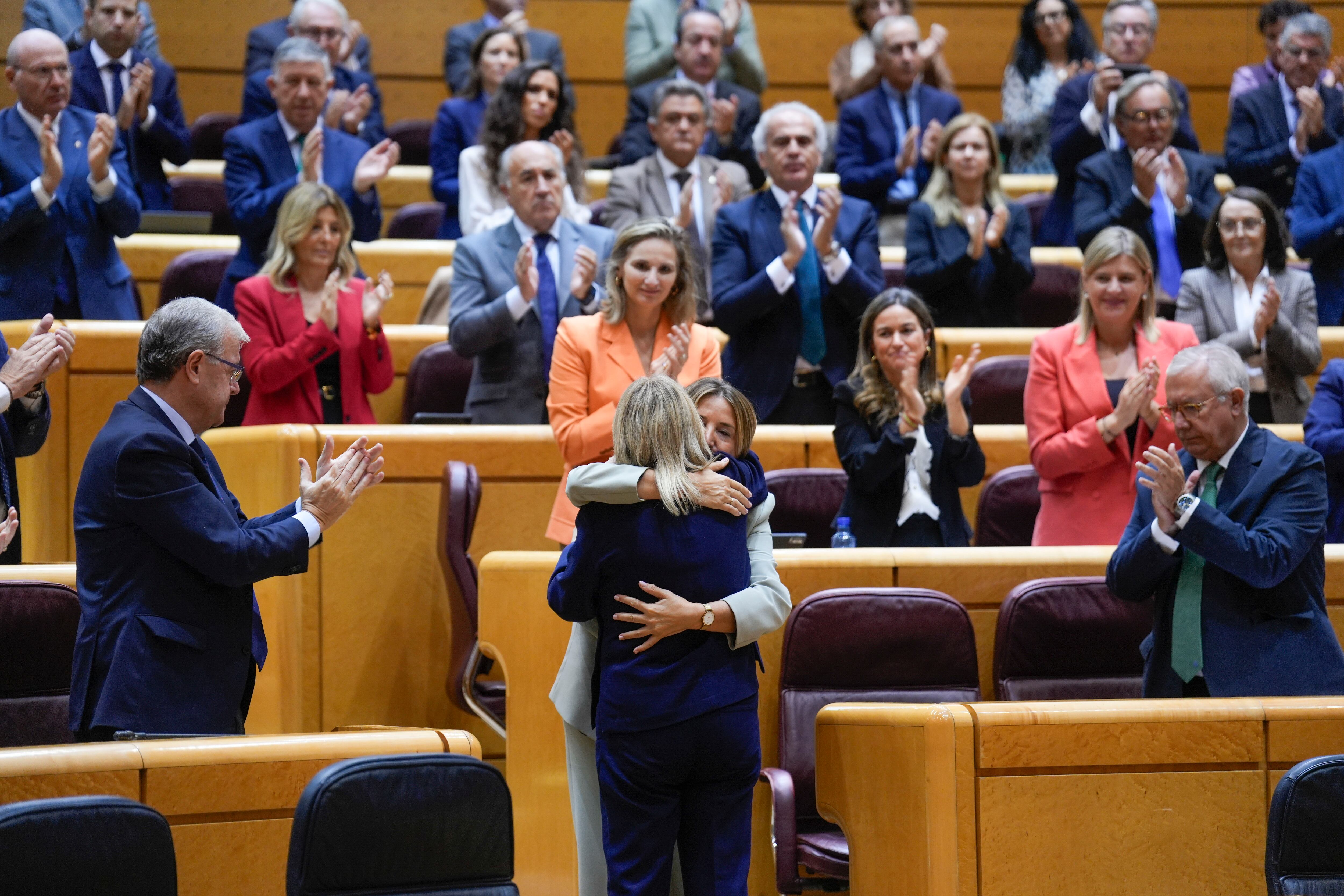 La senadora del PP Mari Mar Blanco abraza a la portavoz del grupo Popular Alicia García tras su intervención en el debate de la Ley sobre intercambio de información de antecedentes penales, en el Senado.