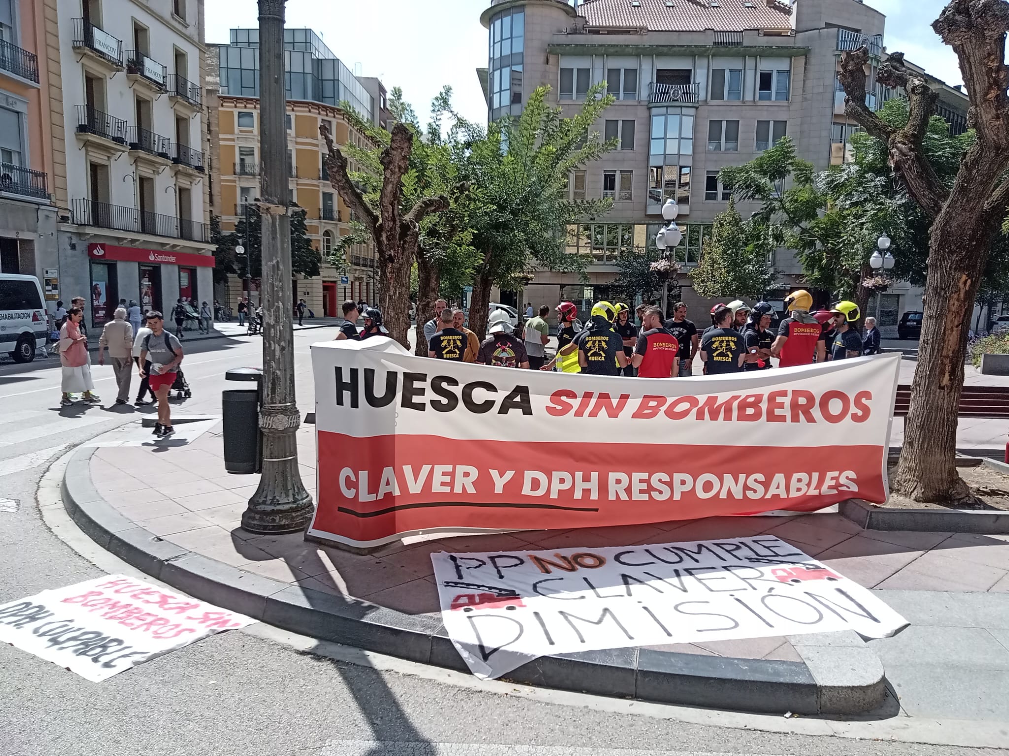 Los bomberos se concentraron en la plaza de Navarra, antes de las reuniones con la DPH, en protesta por su situación