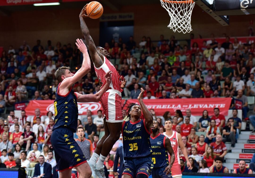 Ennis ejecutando un mate