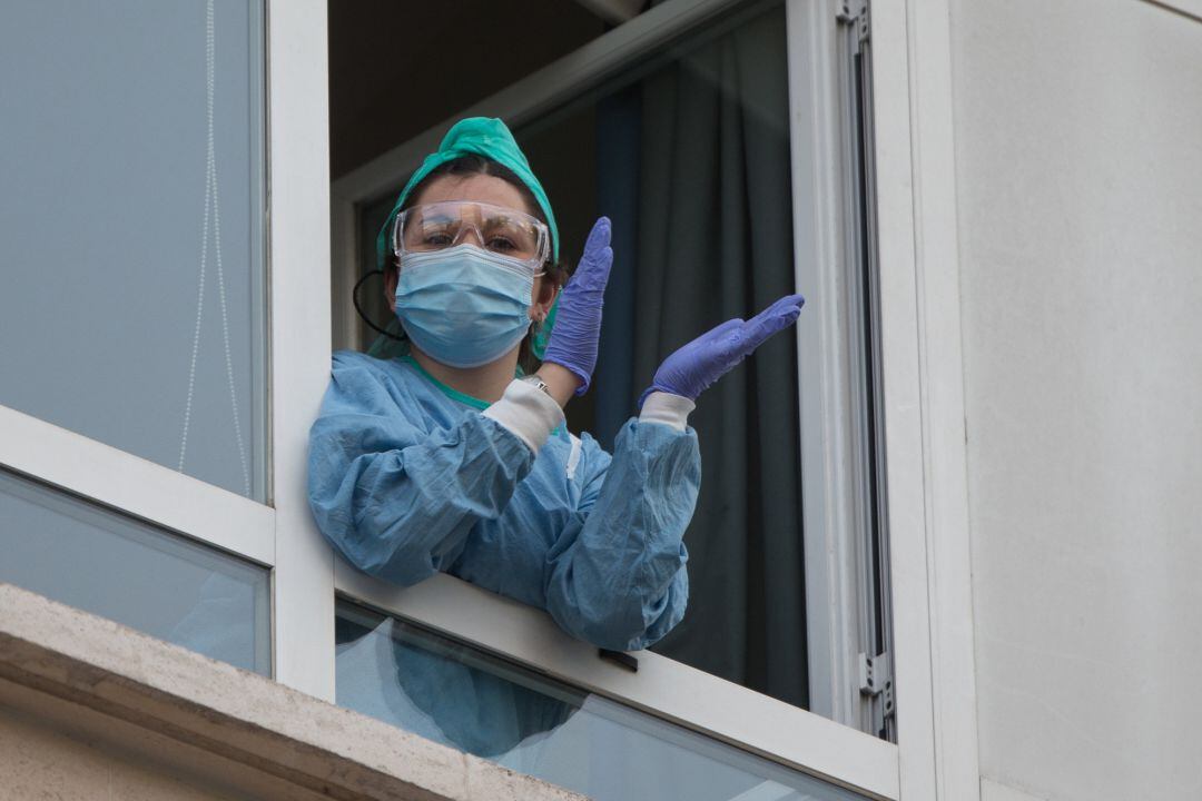 Una sanitaria agradece el apoyo recibido desde la ventana durante el homenaje a los sanitarios