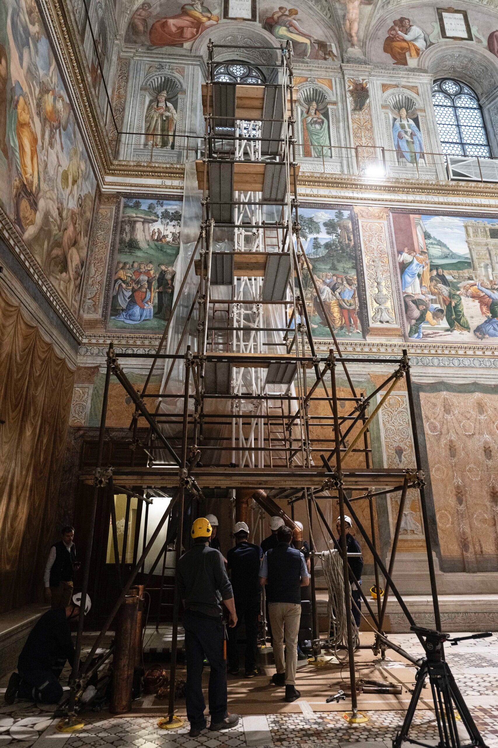 El Vaticano ultima los preparativos en la Capilla Sixtina para el cónclave de la próxima semana.