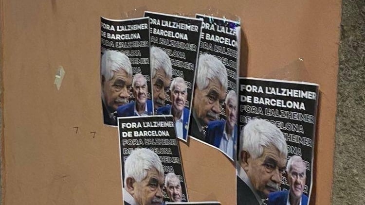 Carteles despectivos sobre el Alzheimer con la imagen de Pasqual Maragall, vistos en Barcelona.