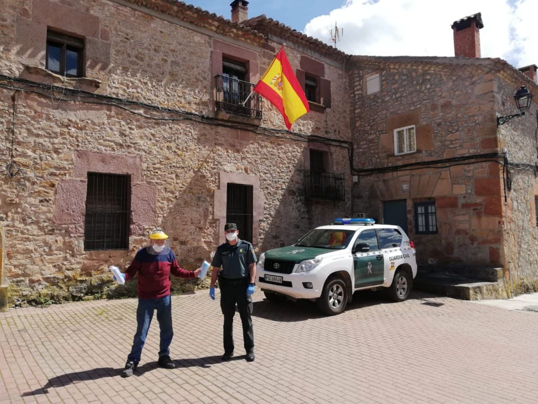 Guardia Civil repartiendo mascarillas en un pueblo de Guadalajara