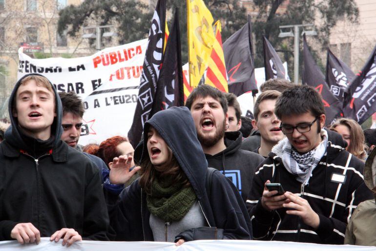 Més d'un miler d'estudiants es manifesten pel centre de Barcelona contra el 3+2