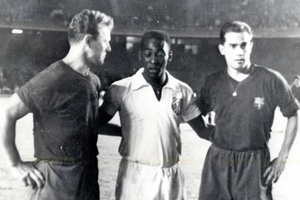 Kubala, Pelé y Luis Suárez Miramontes, durante un amistoso entre Santos y FC Barcelona (FC Barcelona).