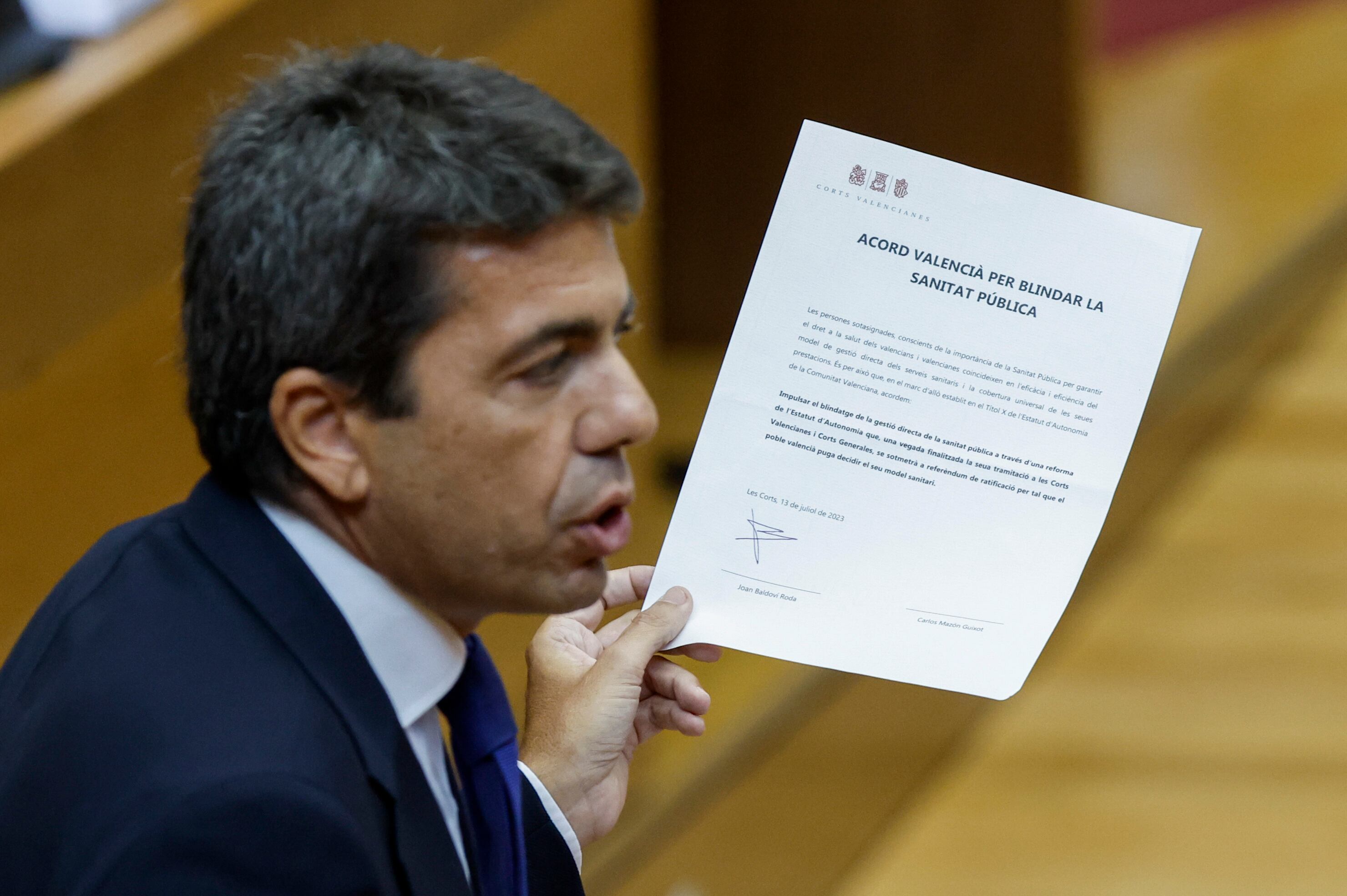 VALENCIA, 05/10/2023.- El president de la Generalitat, Carlos Mazón, exhibe un documento del &quot;Acuerdo valenciano para blindar la Sanidad Pública&quot; durante el pleno de Les Corts en el que se somete a su primera sesión de control parlamentario, para hablar sobre sus primeros meses de gestión y sus primeras medidas. EFE/Biel Aliño
