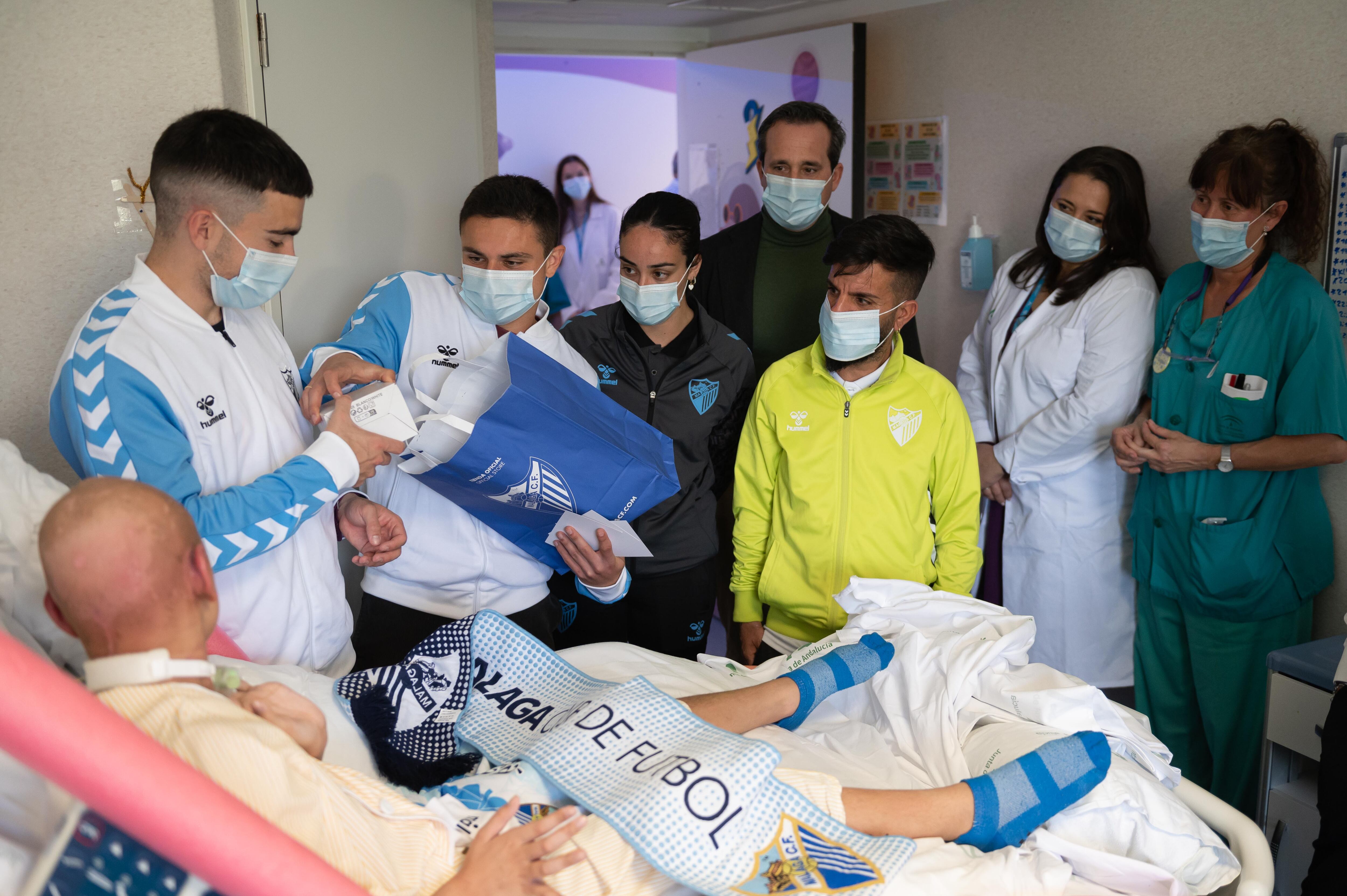 Los jugadores del Málaga Luca Sangalli y Ramón Enríquez, junto al entrenador Sergio Pellicer, María Farfán, Antonio Noel y el director general Kike Pérez, visitaron el Hospital Materno Infantil