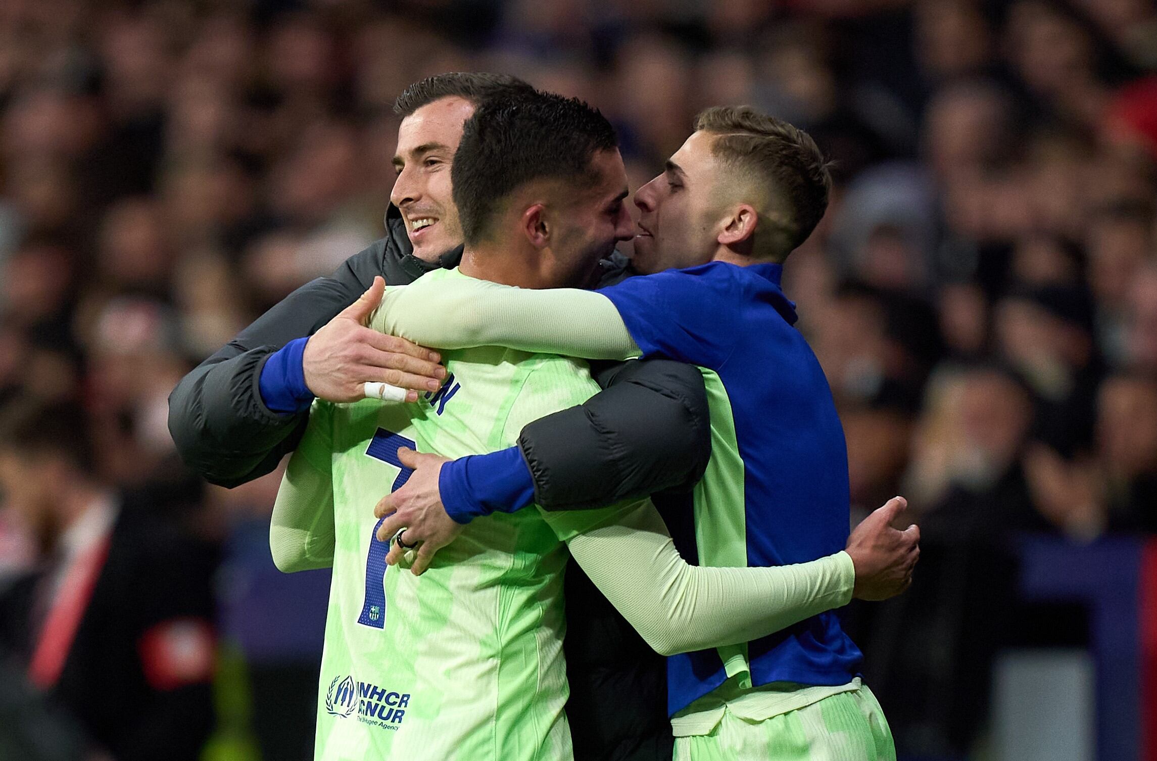 Ferran Torres y Fermín López se abrazan en un gol del Barça