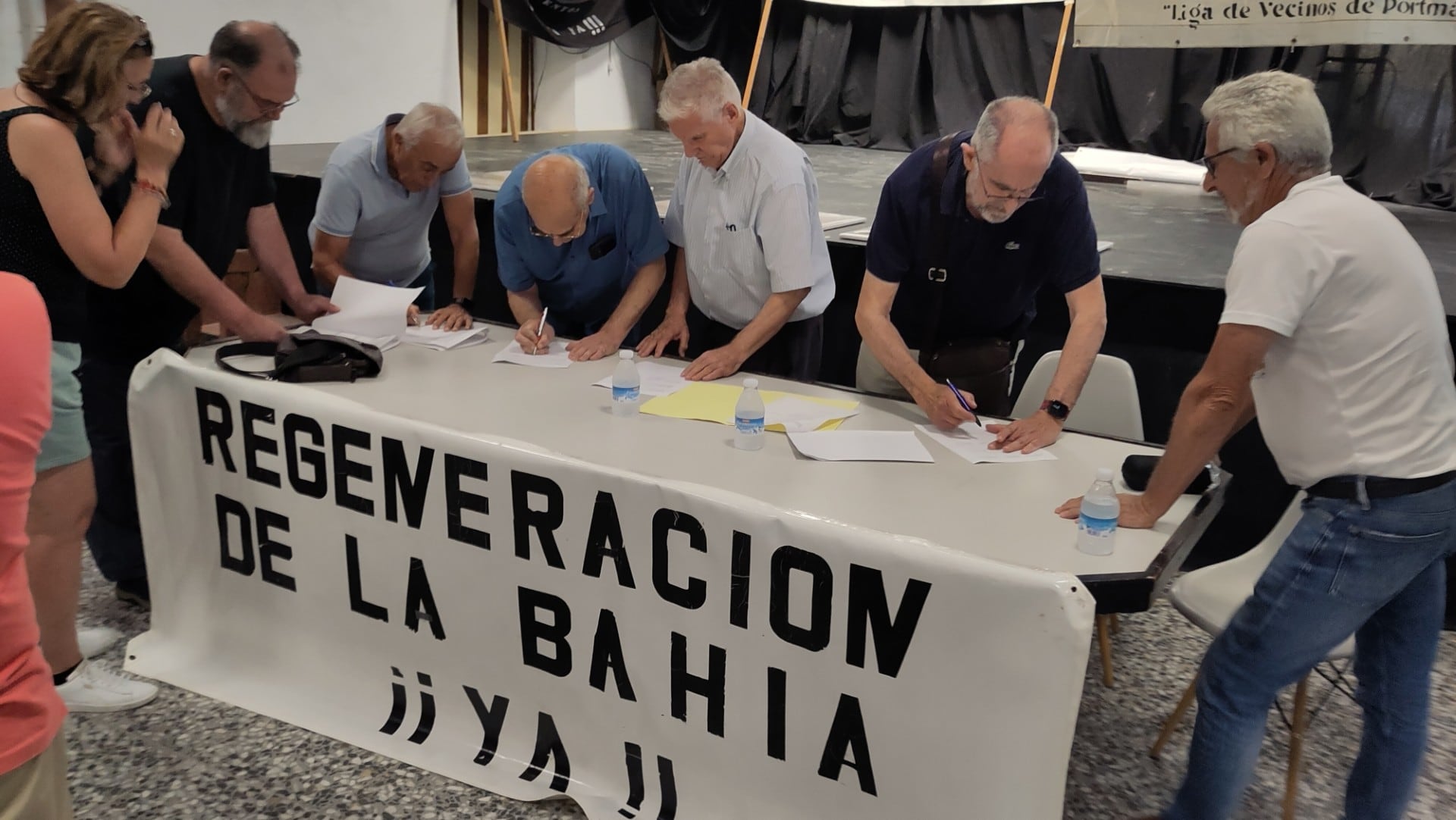 Representantes de los colectivos de Portmán durante la firma