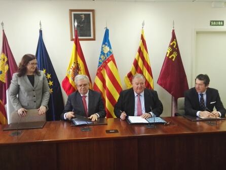 Firma de convenio entre la Acequía Real del Júcar y Acuamed en la sede de la CHJ