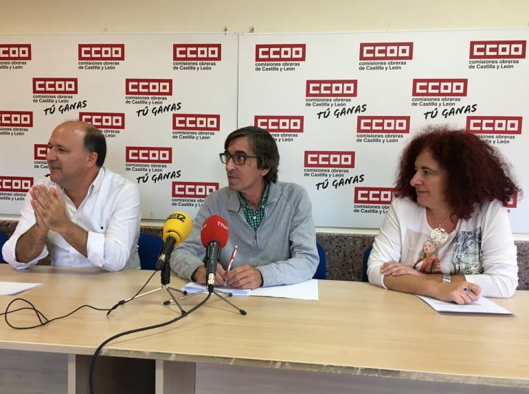 Los Letrados del Servicio Jurídico de CCOO, Carlos José Hernández (i) y Rocío Blanco (d) acompañan al Secretario General de CCOO de Palencia, Luis González