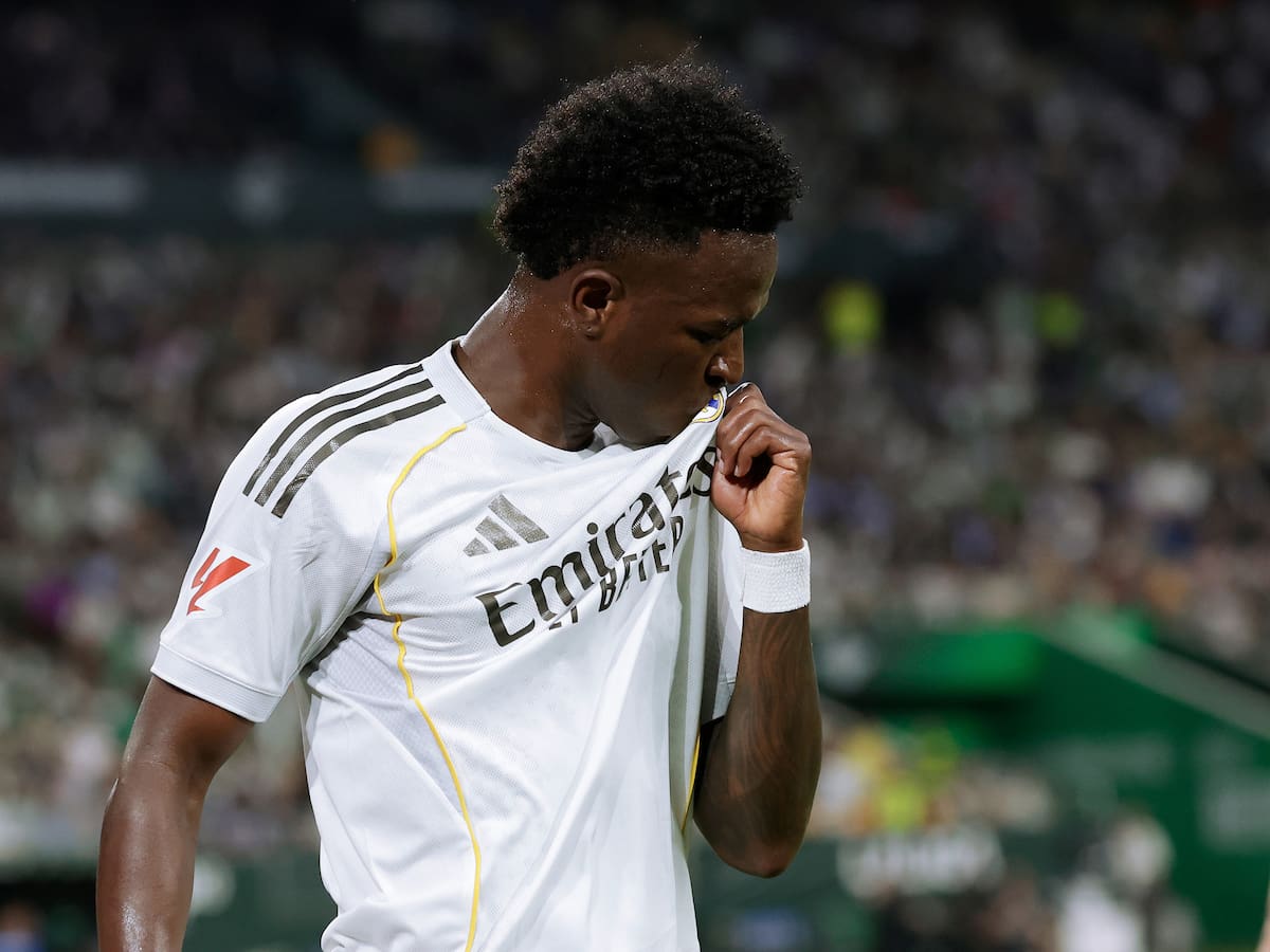 Vinicius responde a los pitos de La Cartuja con gol, mano a su oído... y un beso al escudo