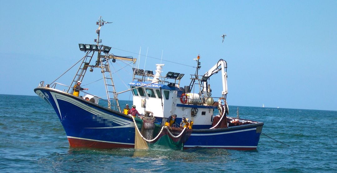 Un pesquero recogiendo redes