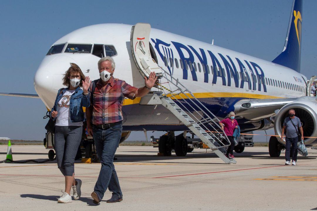 Varios pasajeros del vuelo procedente de Manchester (Reino Unido), a su llegada al aeropuerto Internacional de la Región de Murcia, que este miércoles ha reanudado sus operaciones tras la pandemia del COVID-19. 