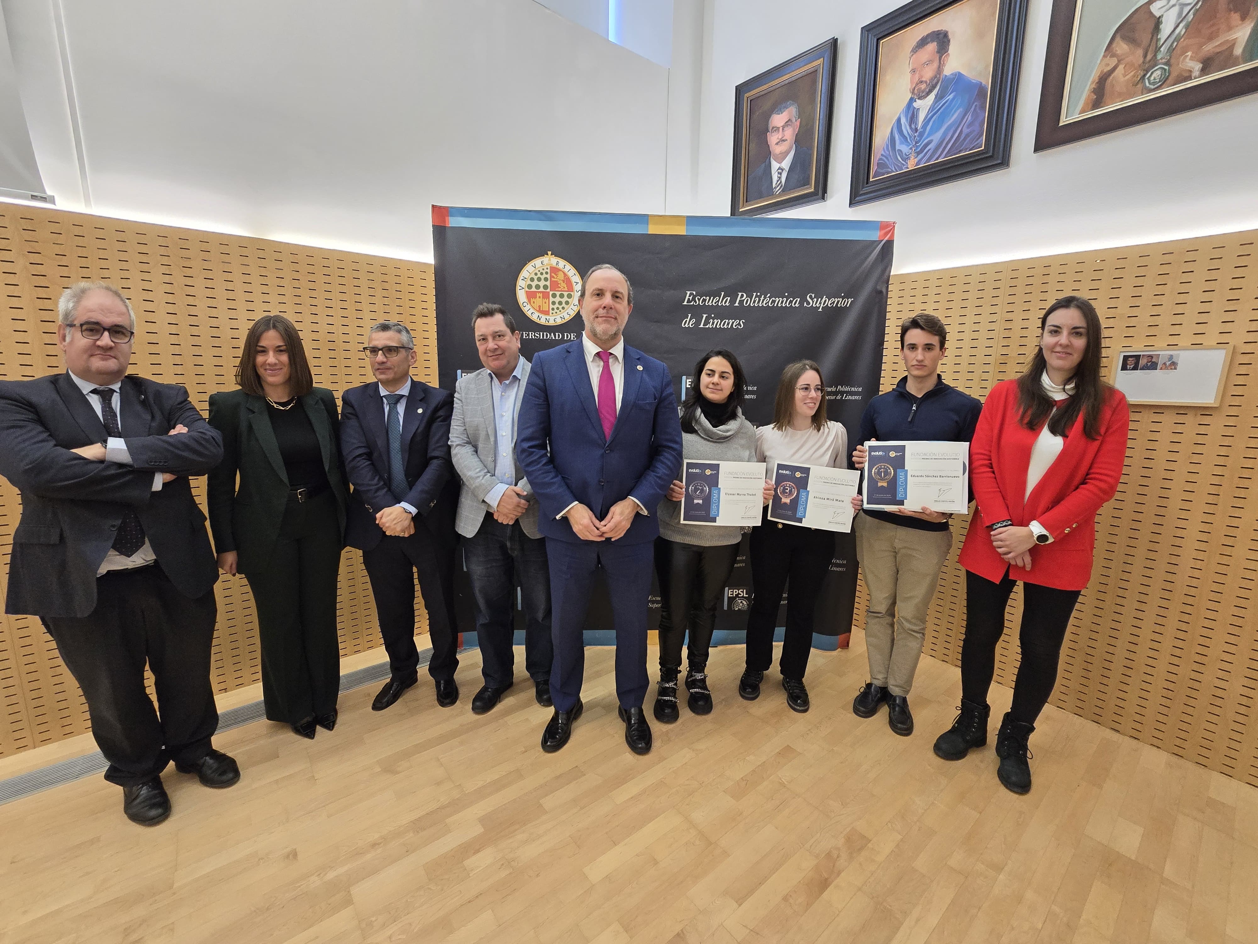 Foto de familia de los III Premios de Innovación Sostenible de la fundación Evolutio