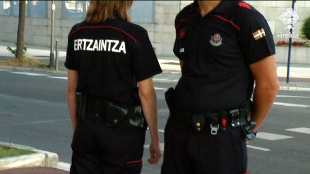 La Ertzaintza ha detenido a un joven de 21 años que intentó atropellar a un agente