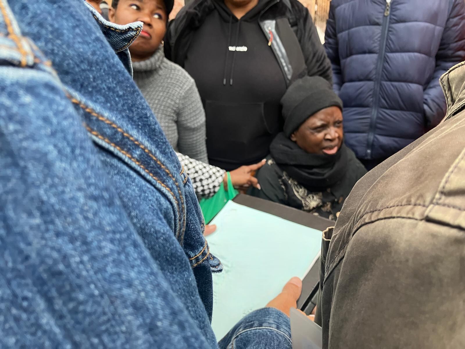 Maryam Lamine, sentada, con los miembros de la comisión judicial que han procedido al lanzamiento del desahucio