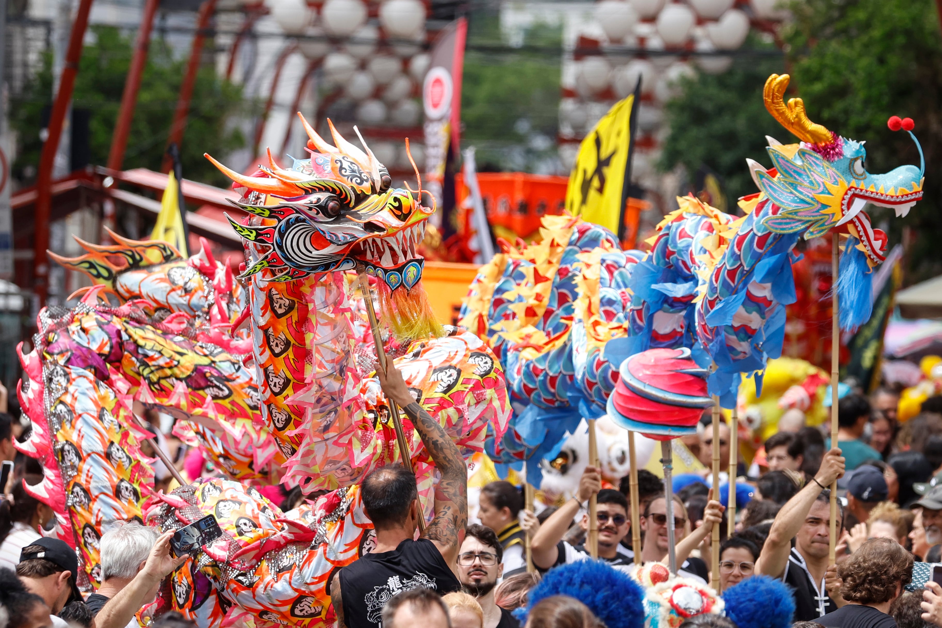 FOTODELDÍA AME070. SAO PAULO (BRASIL), 31/01/2026.- Integrantes de la comunidad china en Brasil participan en un desfile como parte de la celebración que marca la llegada del Año Nuevo Lunar chino, el del Caballo de Fuego, este sábado en el centro de Sao Paulo (Brasil). EFE/ Sebastiao Moreira