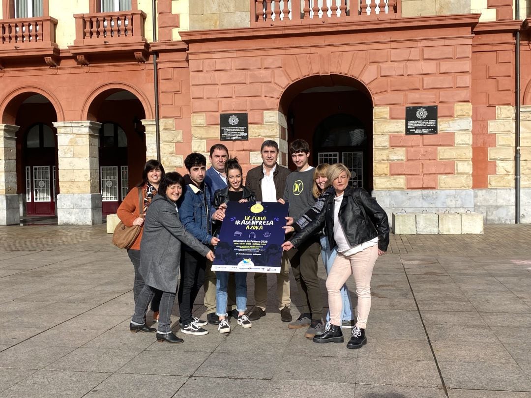 Los organizadores en la presentación de la IX Feria Ikasenpresa en la Plaza de Unzaga de Eibar.