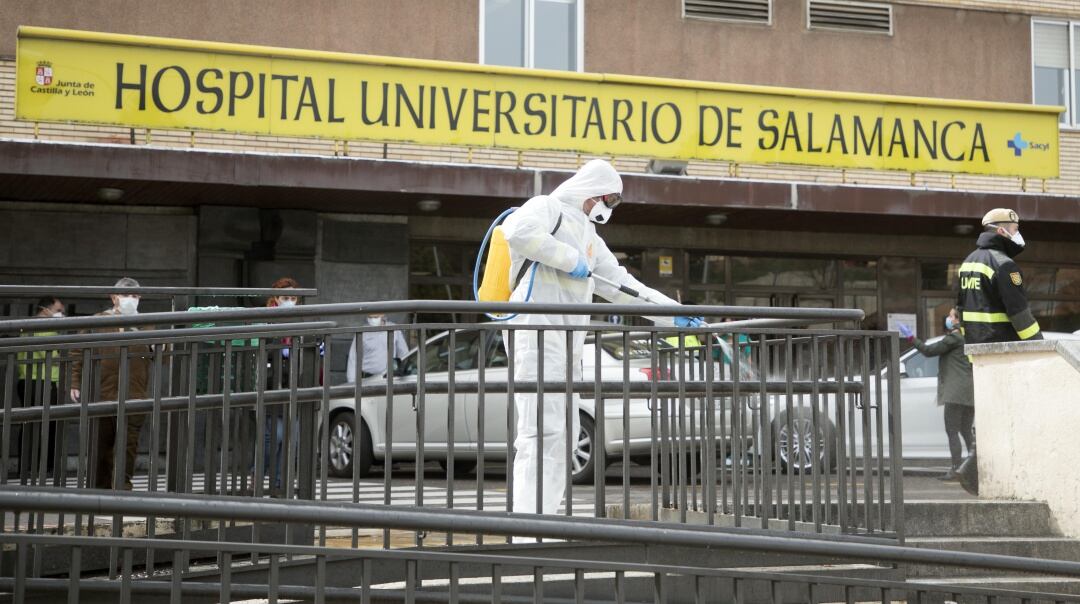 La Unidad Militar de Emergencia (UME) lleva a cabo labores de desinfección en el Hospital Clínico de Salamanca
