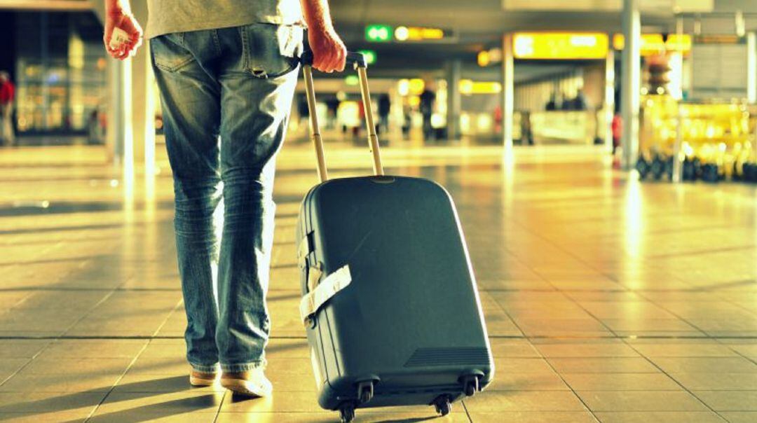 Turista en un aeropuerto