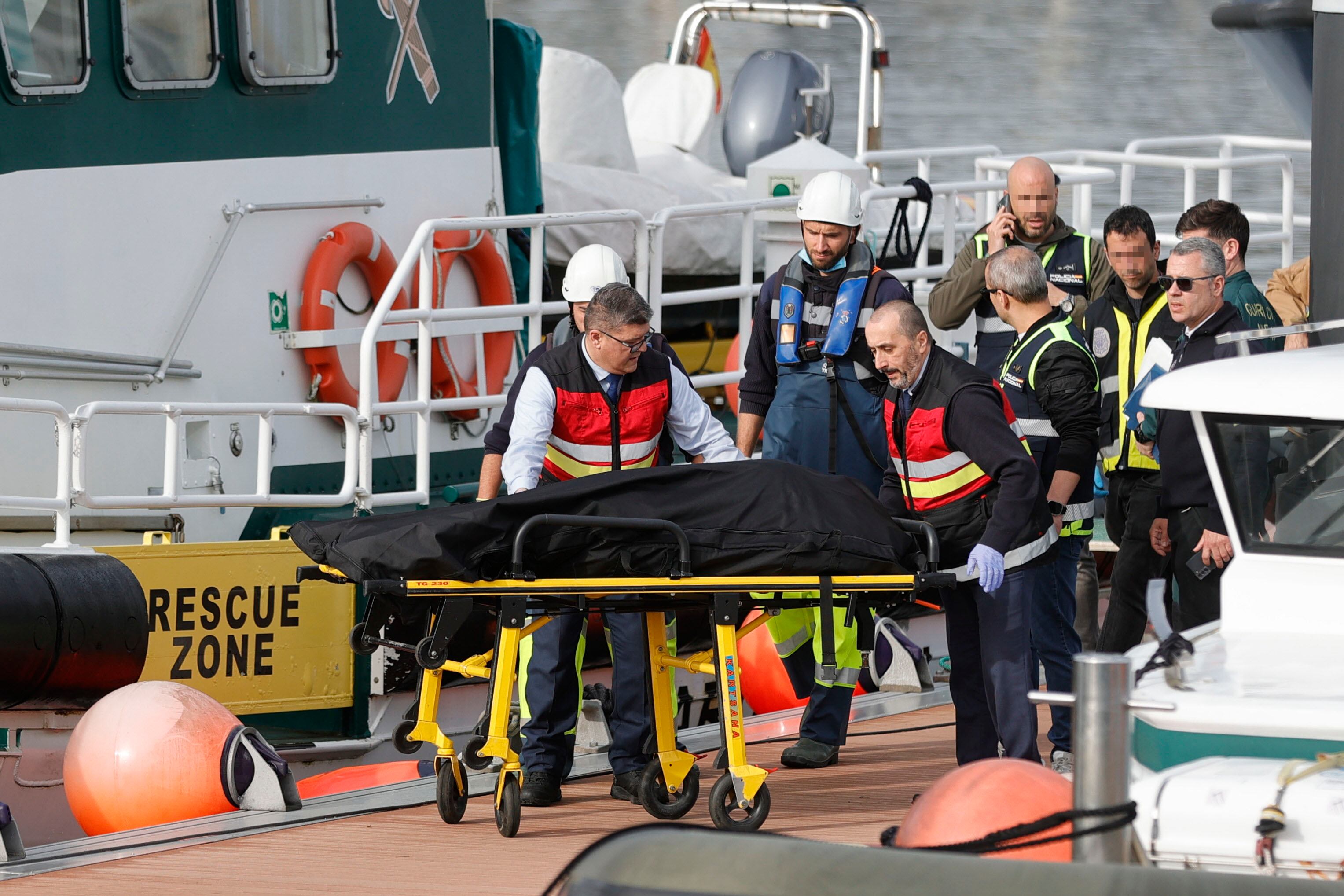 A CORUÑA, 03/04/25.- Los servicios funerarios y agentes de la Policía Nacional y la Guardia Civil se llevan el cuerpo de una persona que ha aparecido flotando en las inmediaciones de la Torre de Hércules de A Coruña y que podría ser el del hombre desaparecido el pasado 23 de marzo arrastrado por una ola cuando hacía una fotografía en esta misma zona. EFE/Cabalar
