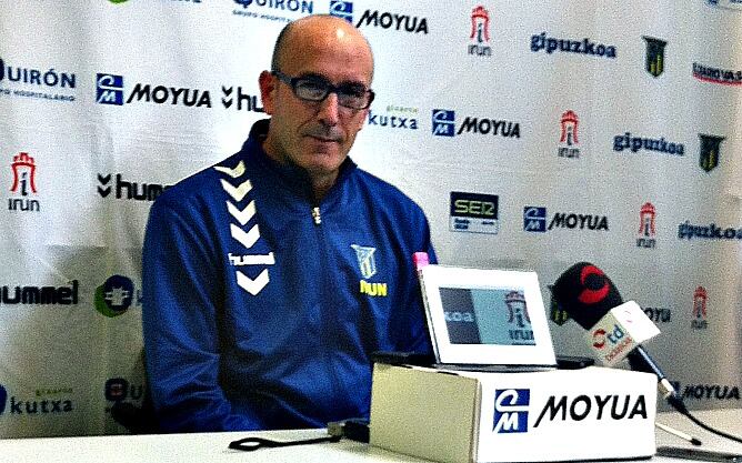 Fernando Bolea, antes de comenzar su rueda de prensa en la sala de prensa de Artaleku.