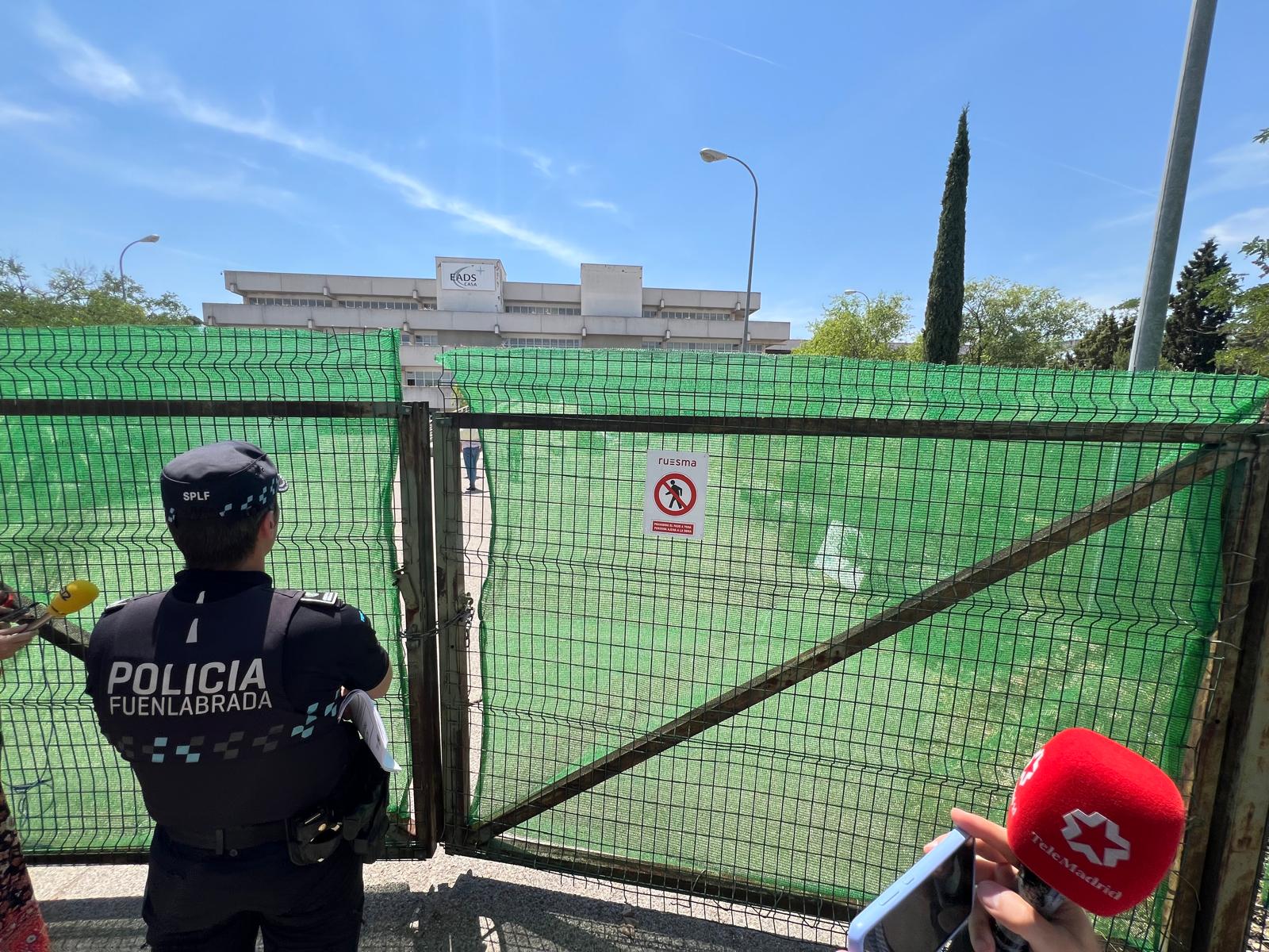 Momento en el que un policía local de Fuenlabrada precinta las obras del futuro centro de menores extranjeros no acompañados de La Cantueña