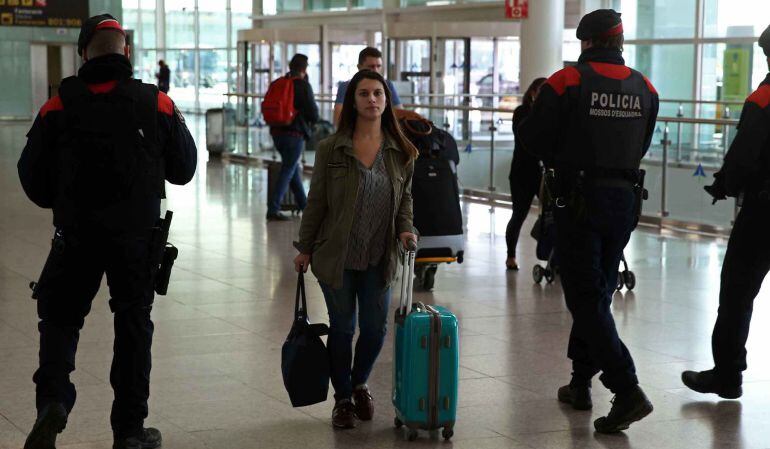 Mossos d'Esquadra per l'aeroport del Prat a Barcelona