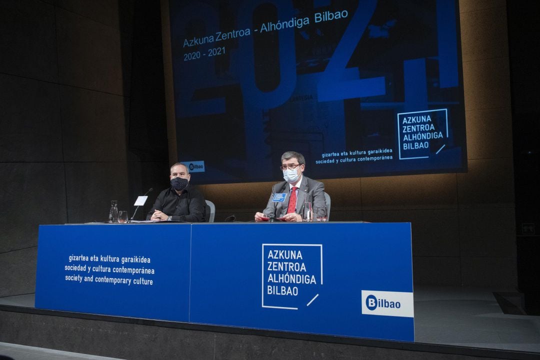 Fernando Pérez, director de Azkuna Zentroa, y Juan Mari Aburto, alcalde de Bilbao