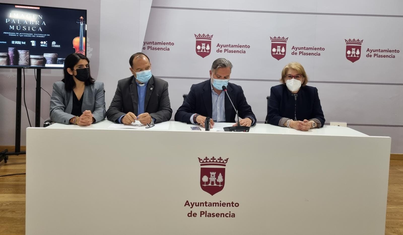 El alcalde de Plasencia, Fernando Pizarro y el comisario de la exposición Transitus (centro) durante la presentación de las actividades paralelas