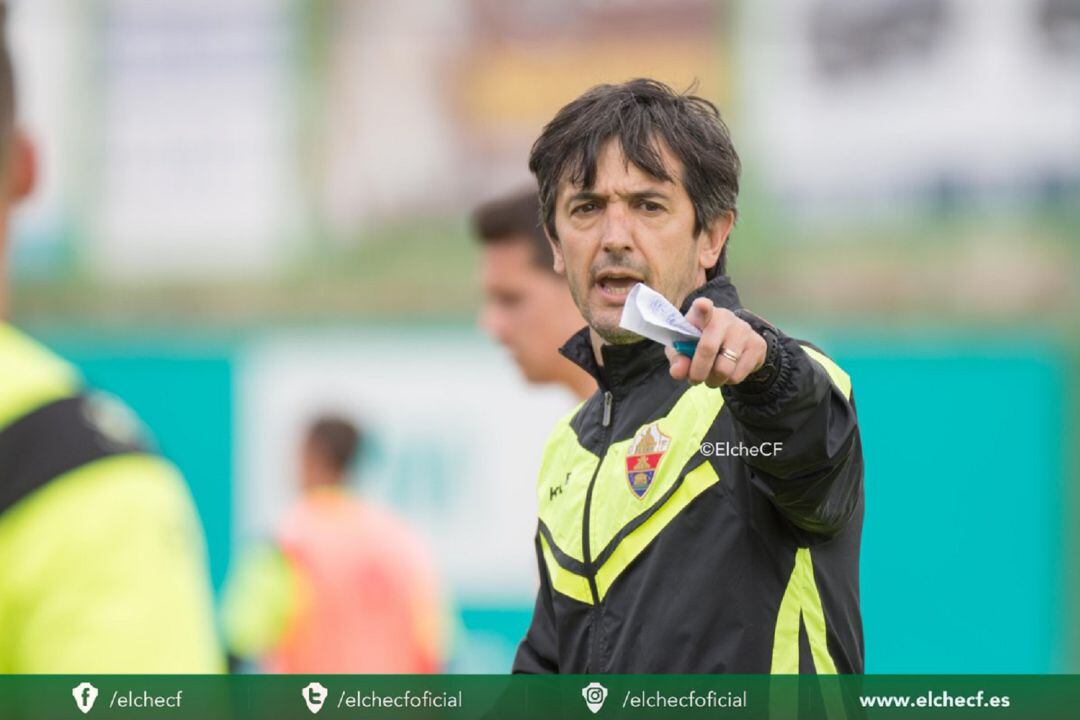 Pacheta dirige un entrenamiento del Elche 