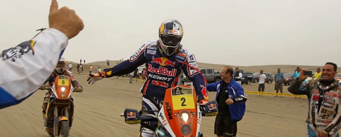 El motociclista francés Cyril Despress celebra su victoria