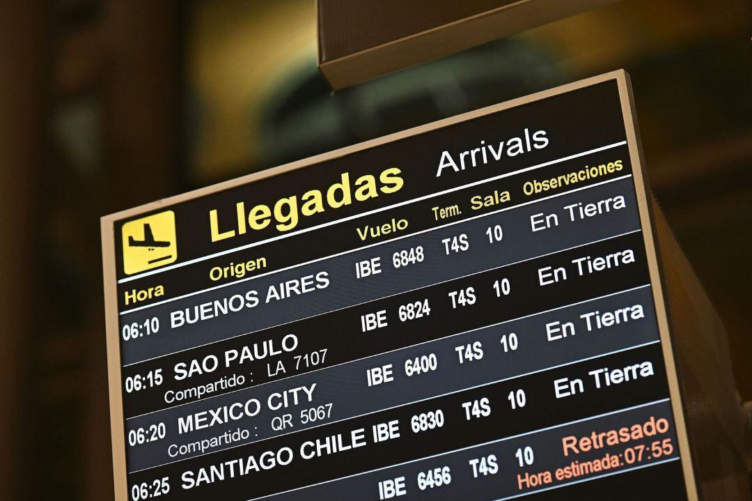 Un panel muestra información de las llegadas al aeropuerto de Adolfo Suarez en Barajas, Madrid, este lunes 