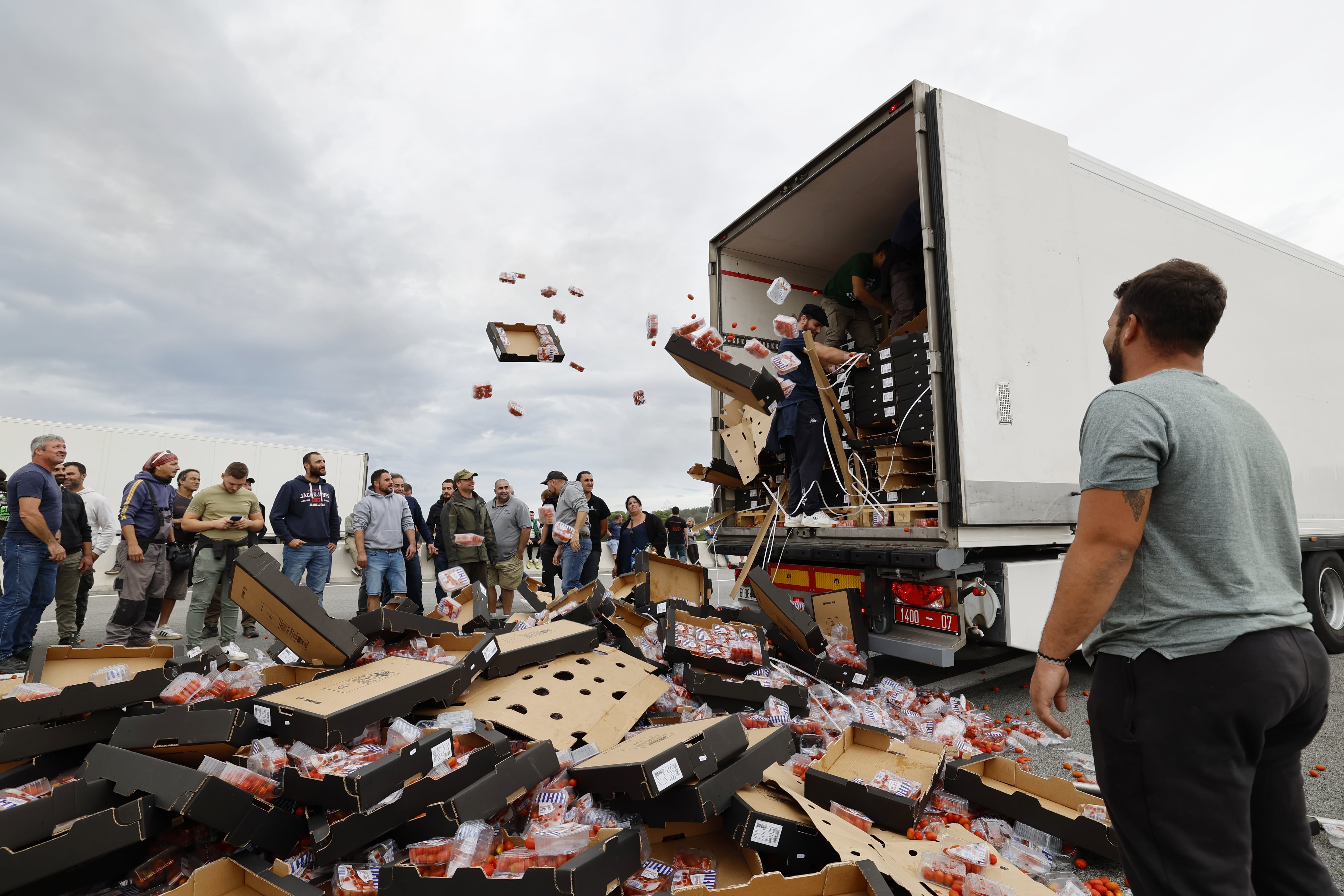 Viticultores franceses destruyen un envío de tomates procedentes de España durante una manifestación en el peaje de Le Boulou, cerca de la frontera española, al sur de Francia.