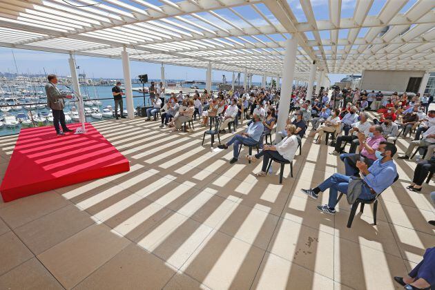 Asistentes al acto de conmemoración de los dos años del Botánic II