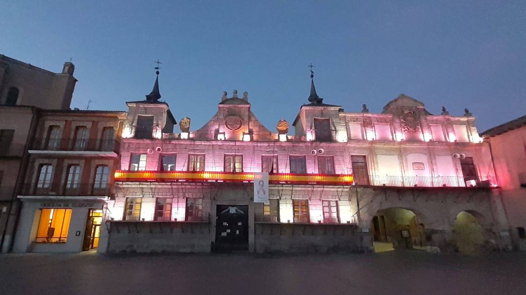 El Ayuntamiento se ilumina de rosa con motivo del Día contra el Cáncer de Mama