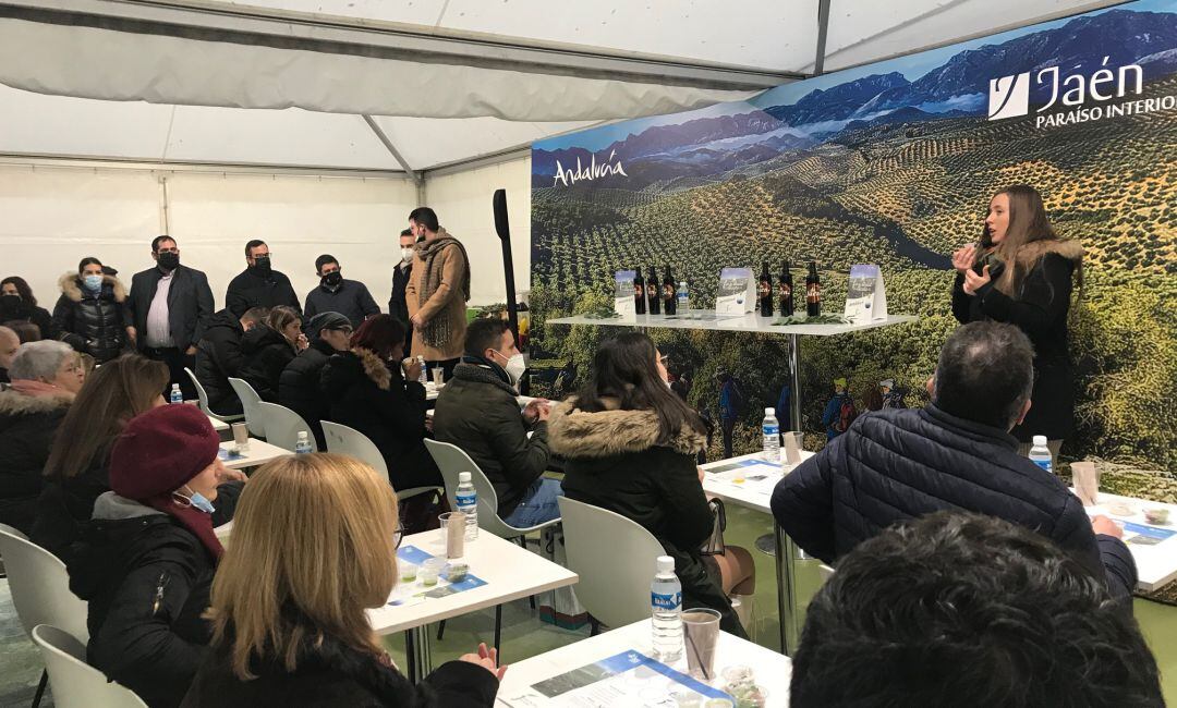 Varios asistentes a una de las actividades de la Fiesta del Primer Aceite en Pamplona.