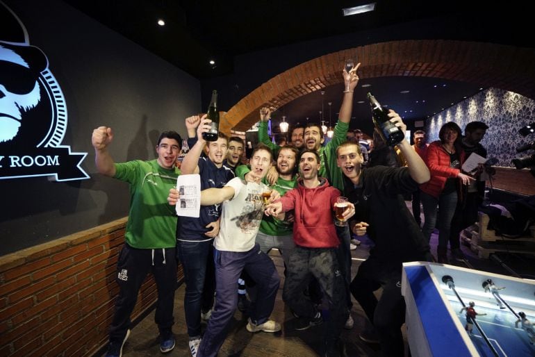 Jugadores del Club Balonmano Alcañiz (Teruel) celebran el cuarto premio de la Lotería de Navidad que han repartido mediante papeletas entre los jugadores y sus familiares y amigos