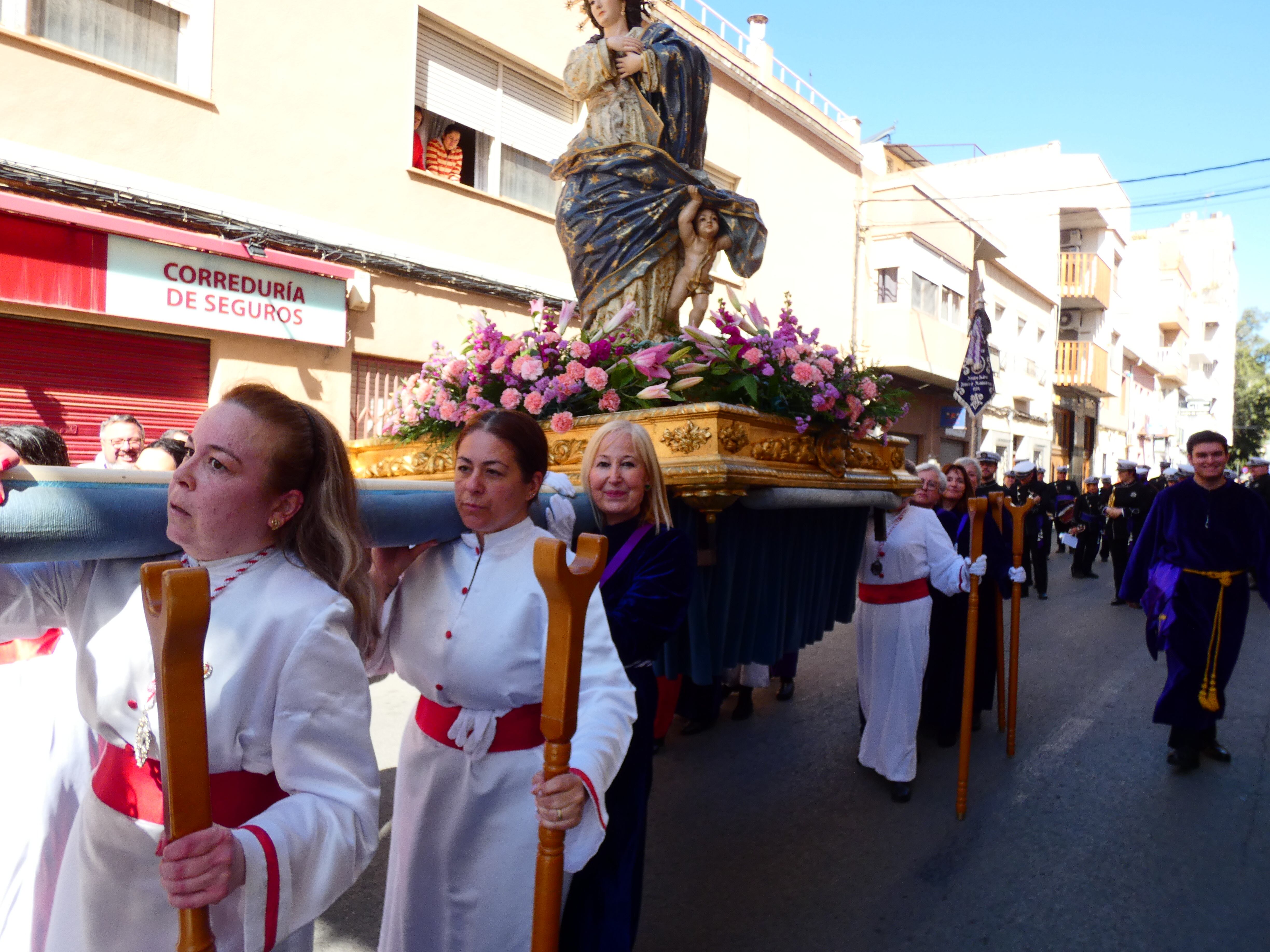 Espectacular la imagen de la Inmaculada de Elda portada a hombros por mujeres en Domingo de Resurrección